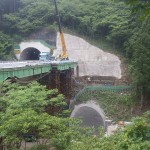 <p>智頭IC側坑口部全景<br />平成28年5月末日</p>
